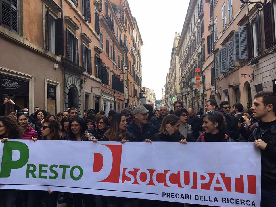 I precari Istat assediano la direzione del Pd: “Presto Disoccupati”