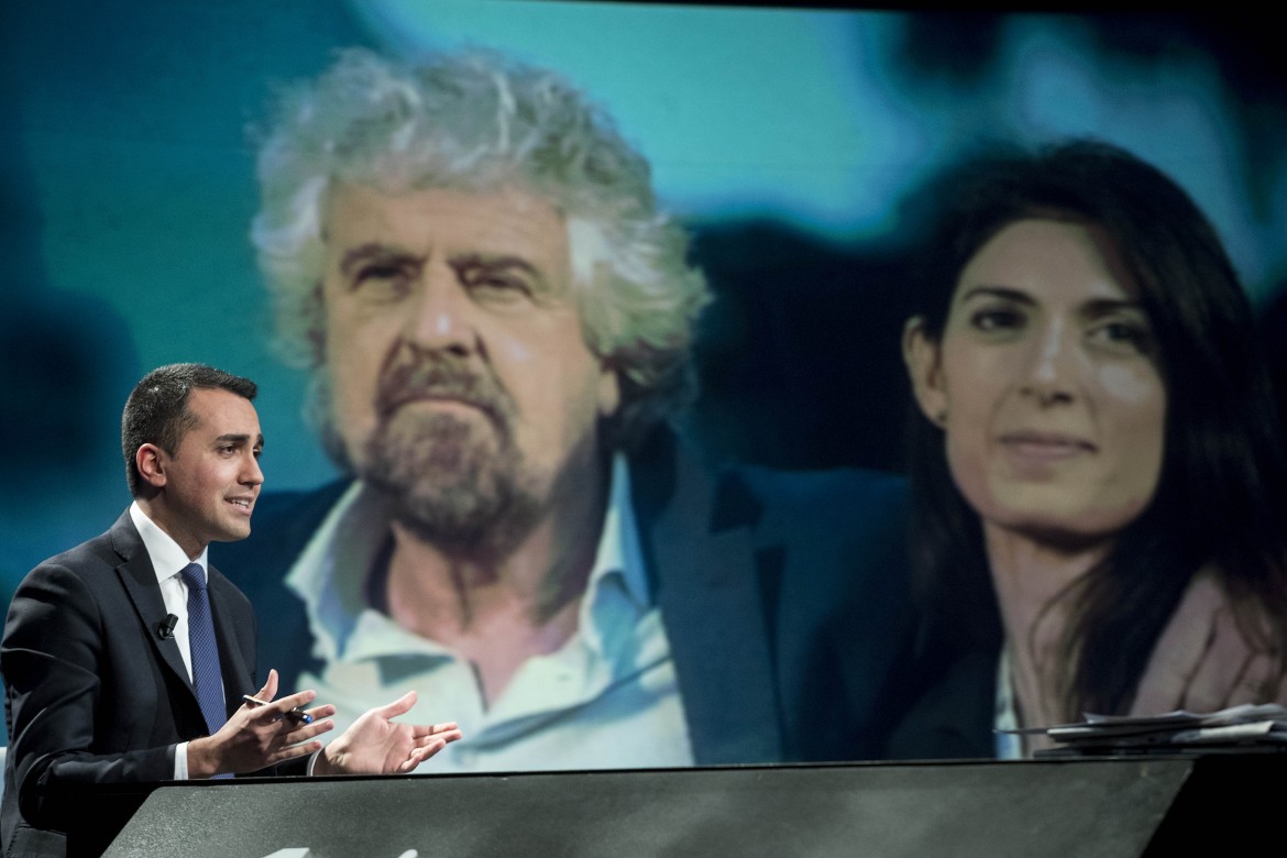 Grillo accende lo smartphone di Di Maio e attacca i giornali