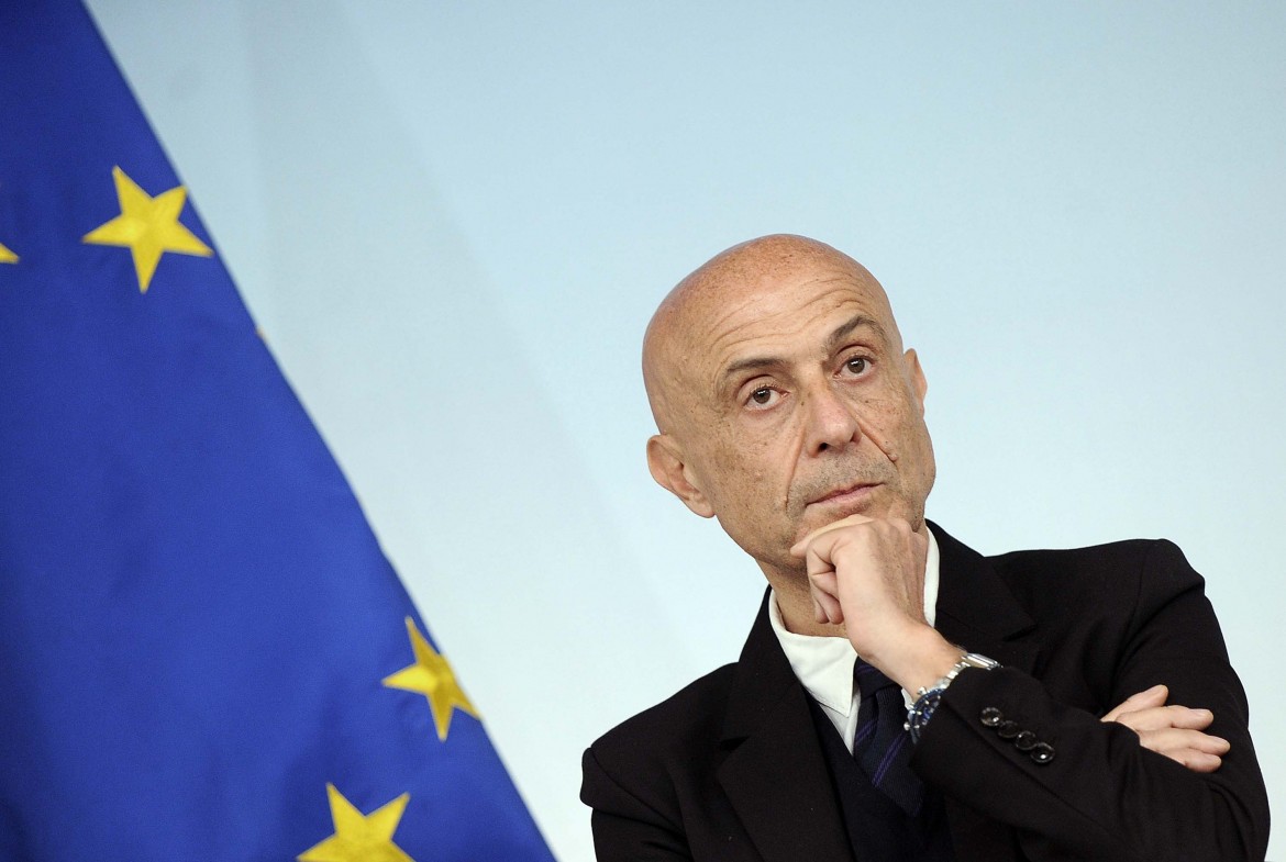 Il debutto in rete di Minniti, ma lui resta poco «social»