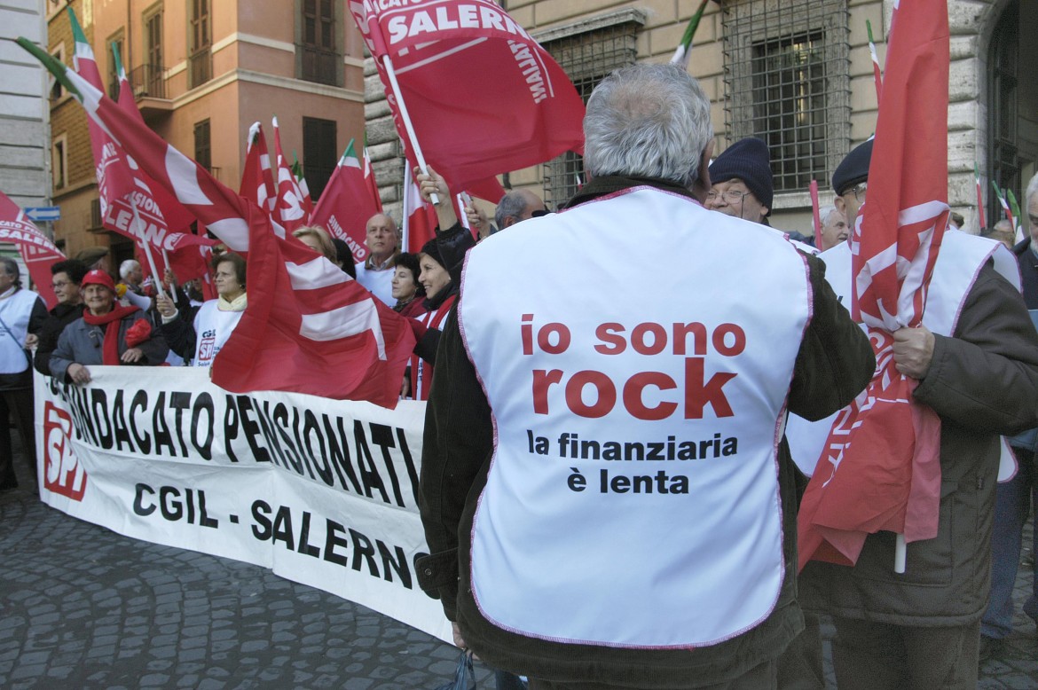 Pensioni sempre più povere. Cala la spesa previdenziale