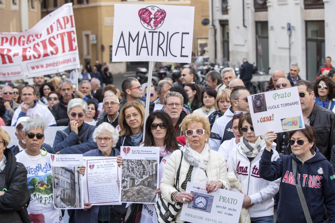 Ricostruzione zero, a Roma esplode  la rabbia dei terremotati