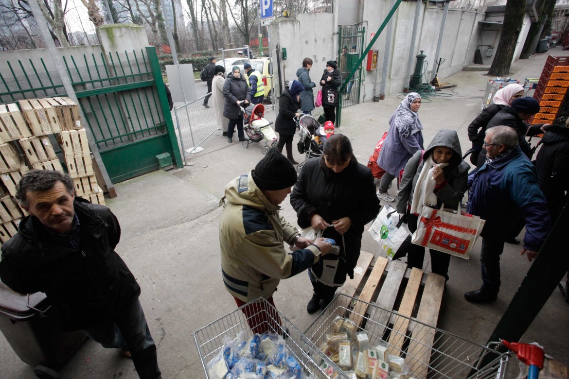 Otto milioni di poveri, e la metà non riesce a comprarsi il cibo