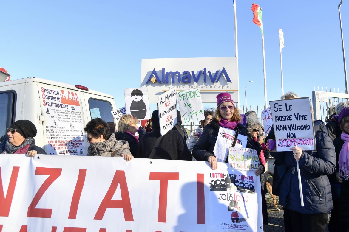 «Trasferimento a Rende o licenziamento», Almaviva ricatta anche le mamme