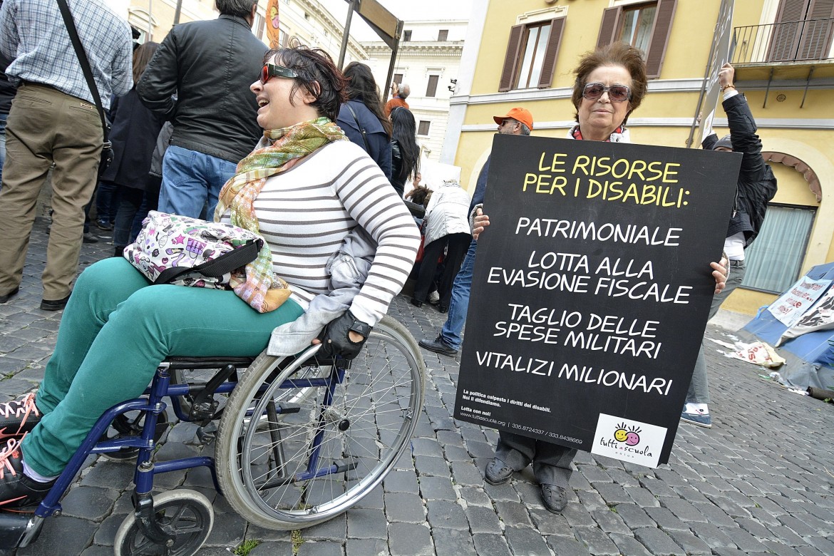 Disabili in piazza con i familiari: «Riconoscete il lavoro di cura»