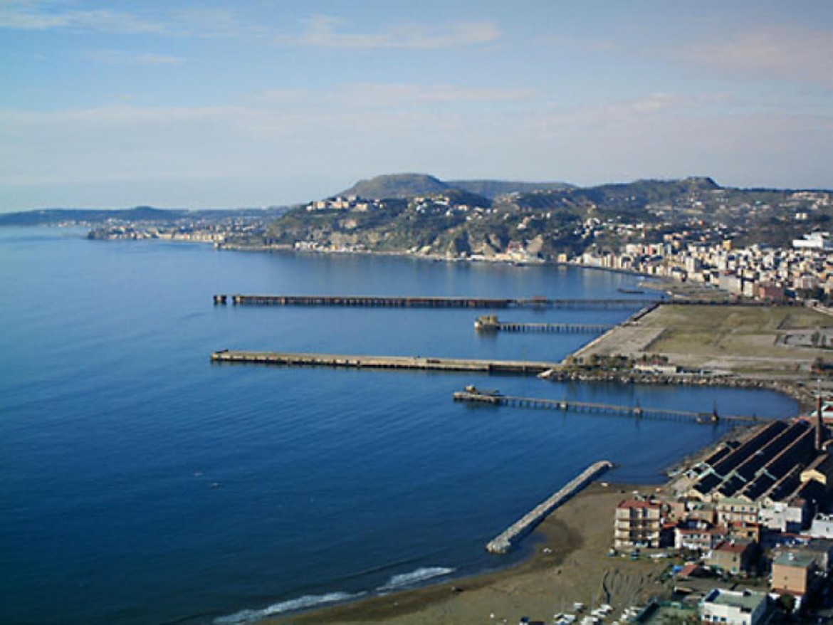 Bagnoli, stessa spiaggia stesso mare