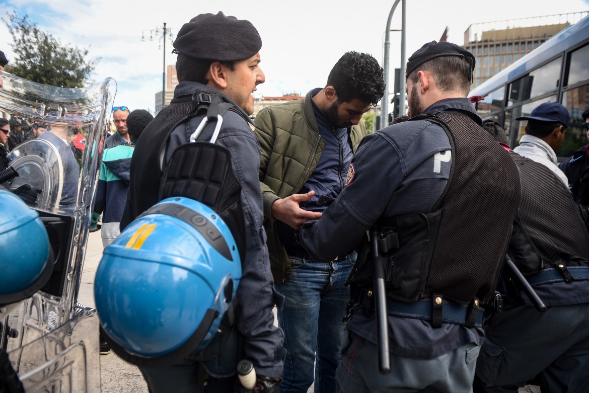 20 maggio, non si può tenere il piede in due scarpe