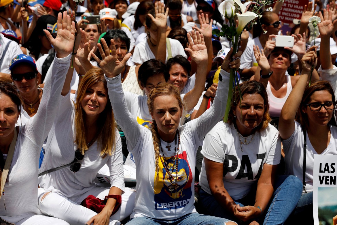 Le Dame in bianco di Tintori oscurano la scena