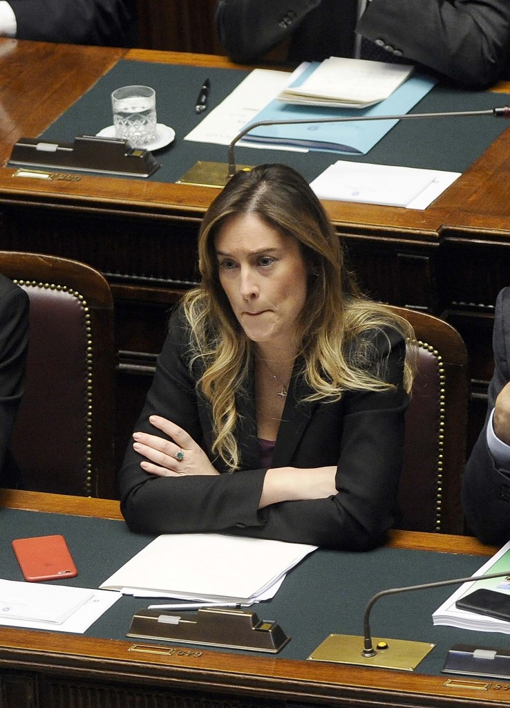 M5S chiede la testa di Boschi: «Chiarisca o se ne vada»