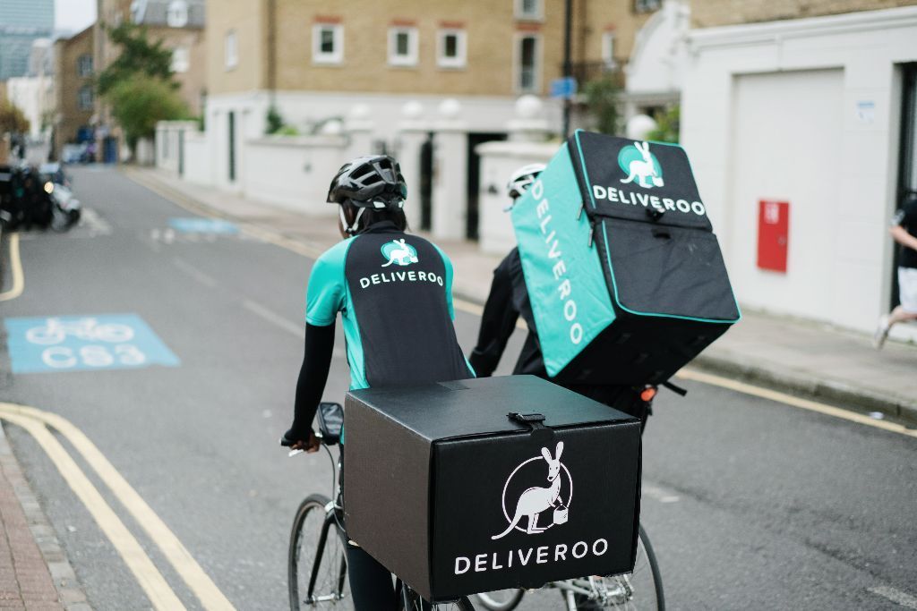 Gig economy senza pace: la protesta dei ciclo-fattorini di Deliveroo a Torino