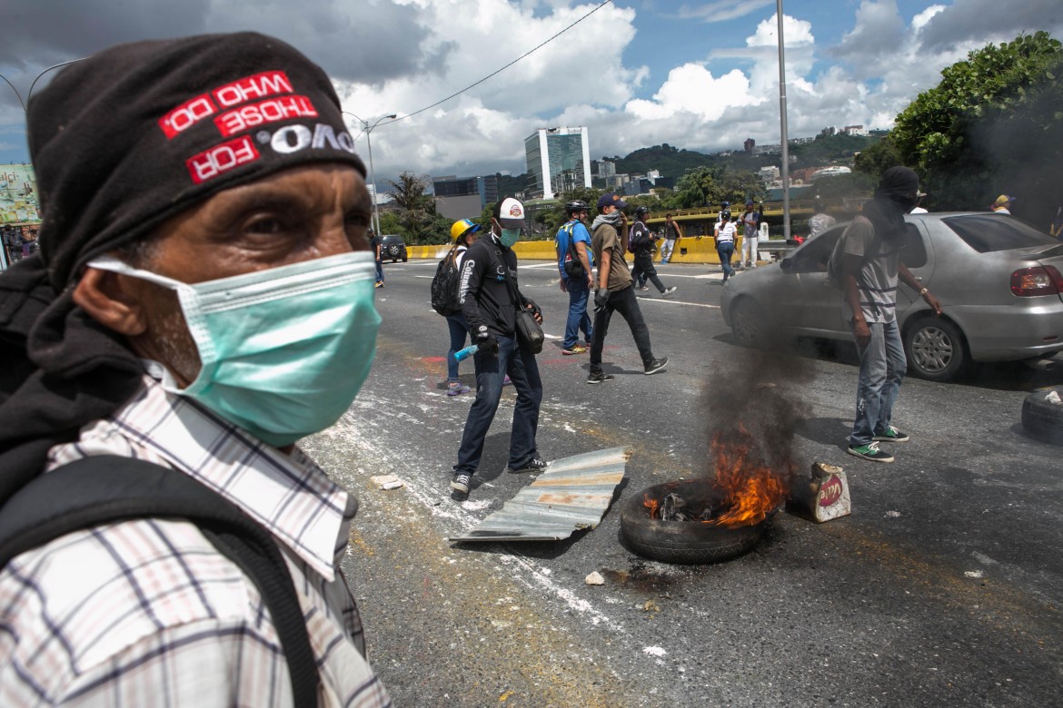 Venezuela, Omicidi mirati e attacchi. Ucciso cileno del Mir