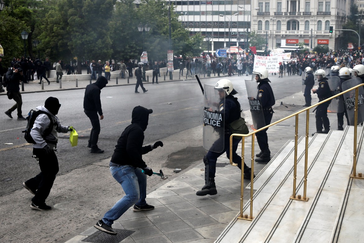 Contro i tagli Atene torna in piazza, scontri tra manifestanti e polizia