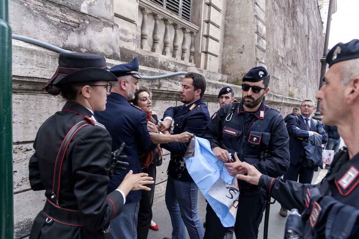 Uno striscione pacifista contro Trump. Ed è subito foglio di via