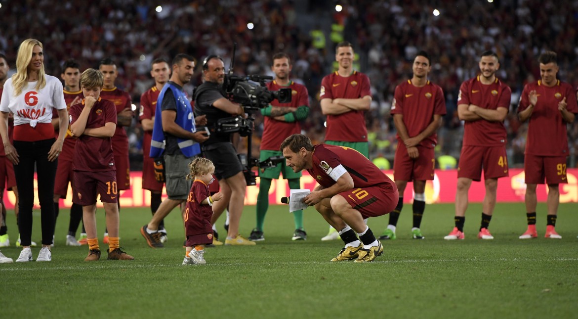 Il Capitano bambino diventa uomo, l’addio commovente di Totti