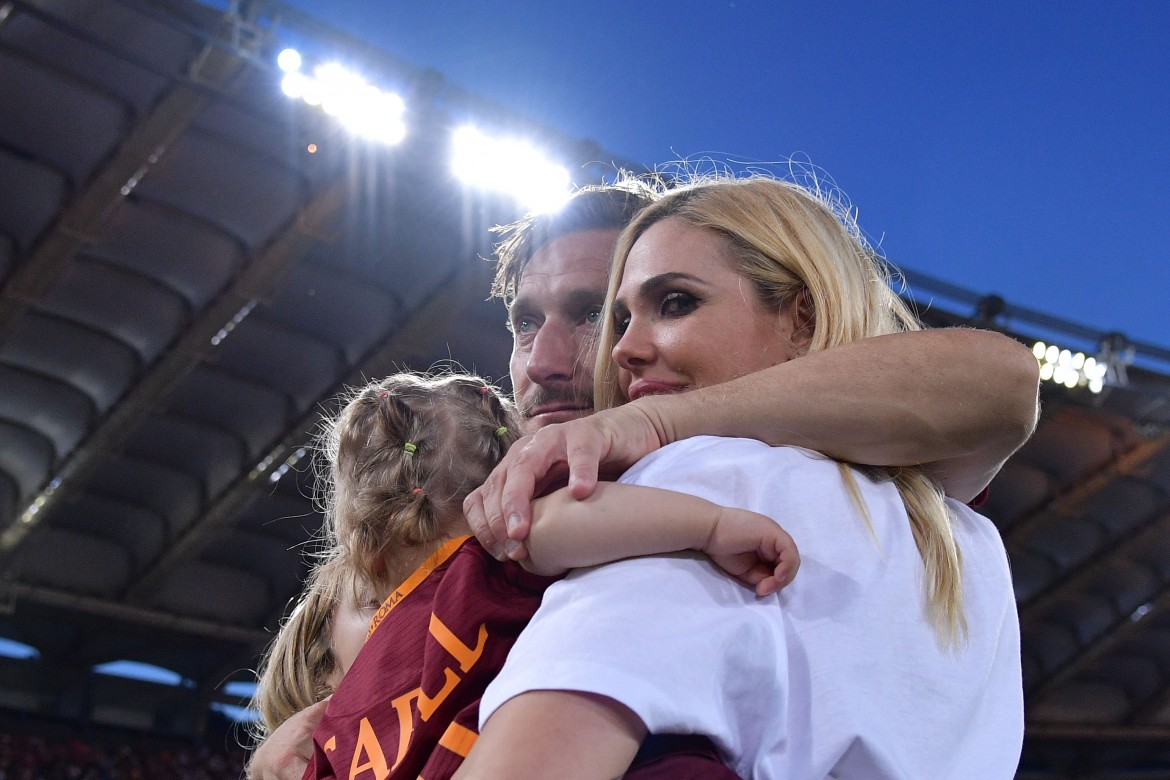 Totti dà il calcio d’inizio alla partita contro la violenza sulle donne