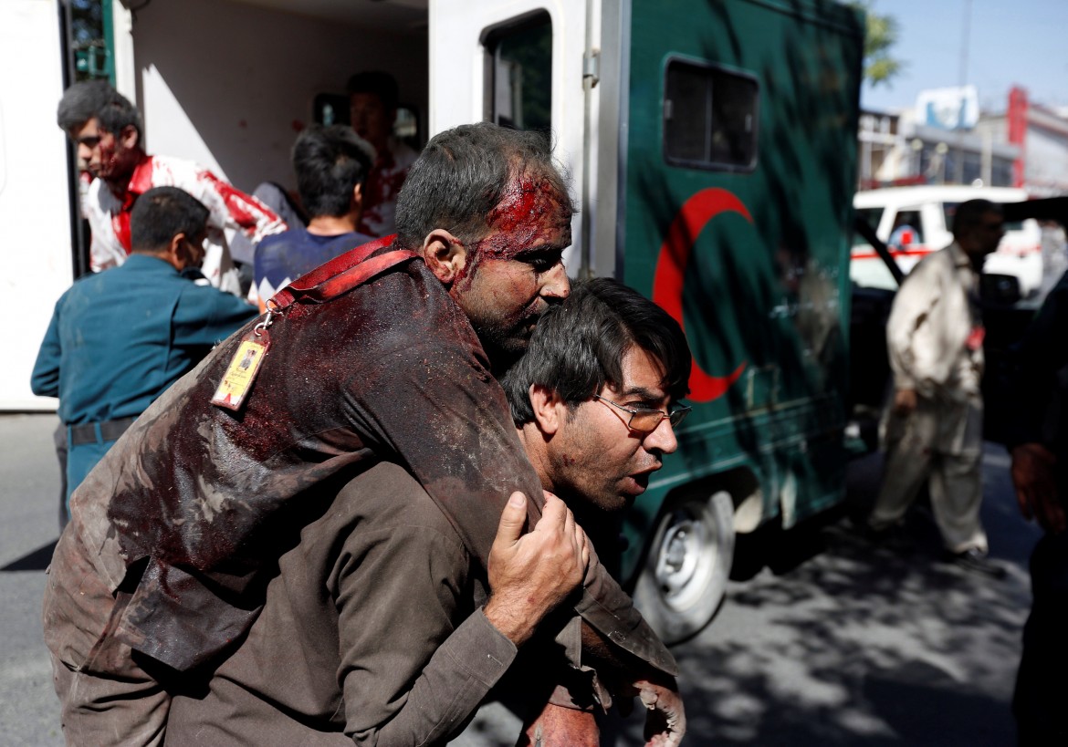 Camion-bomba fa strage a Kabul, almeno 90 morti