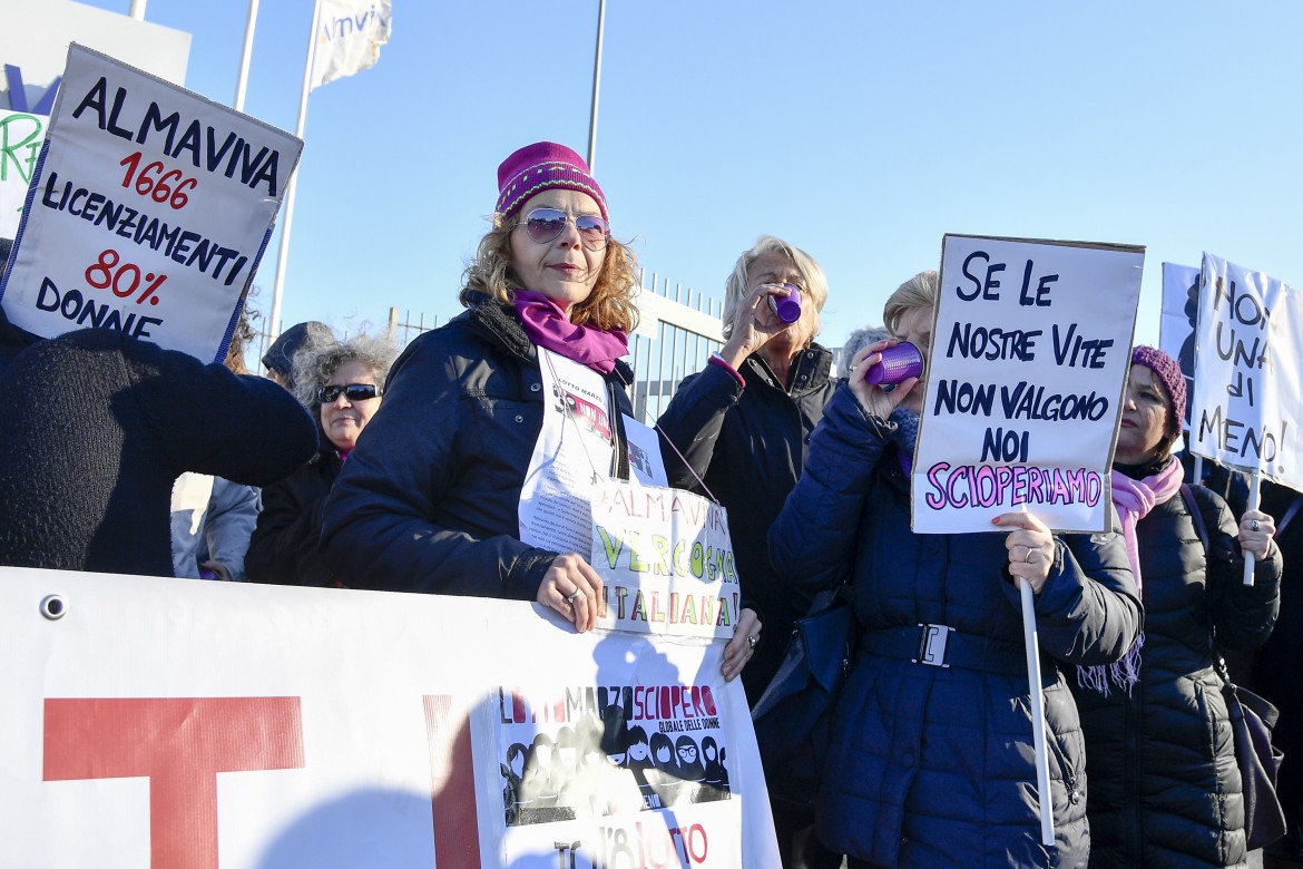 Oggi sciopero ad Almaviva: l’azienda guadagna ma taglia