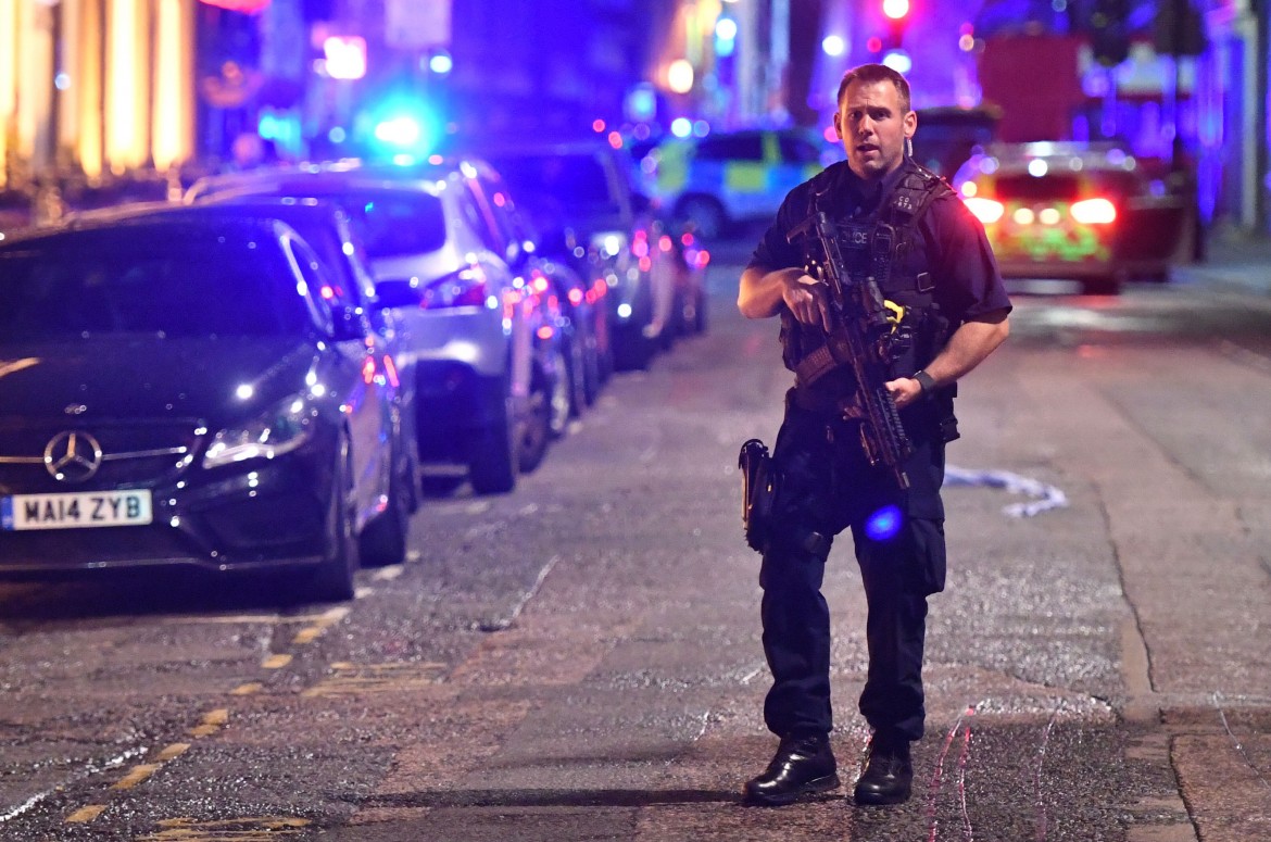 Polizia in protesta, Londra si rivolge all’esercito