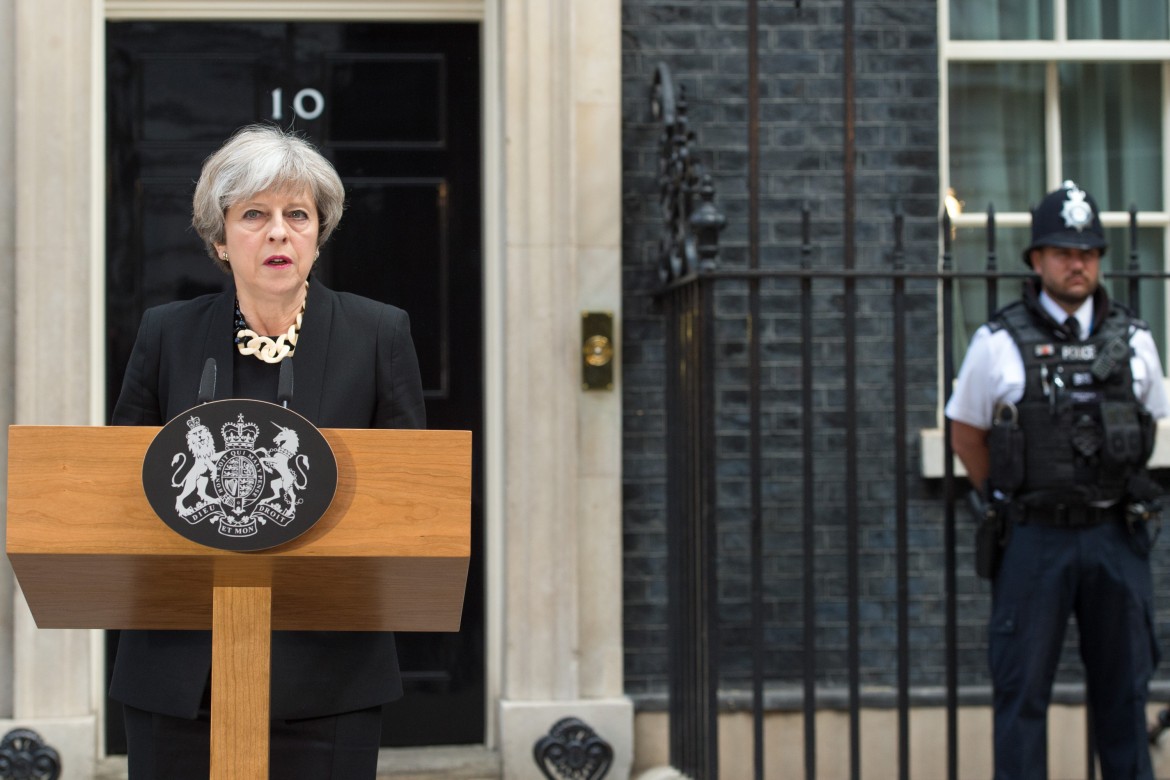 Sicurezza, May nell’angolo e Corbyn cavalca la protesta