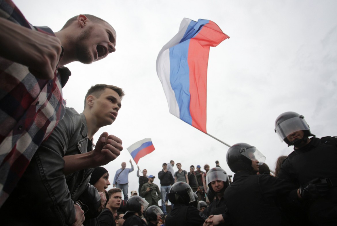 Russia, in piazza la «rete liberal» di Navalny, 800 fermati