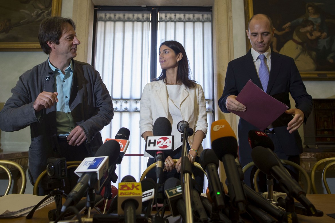 Raggi festeggia le promesse mancate