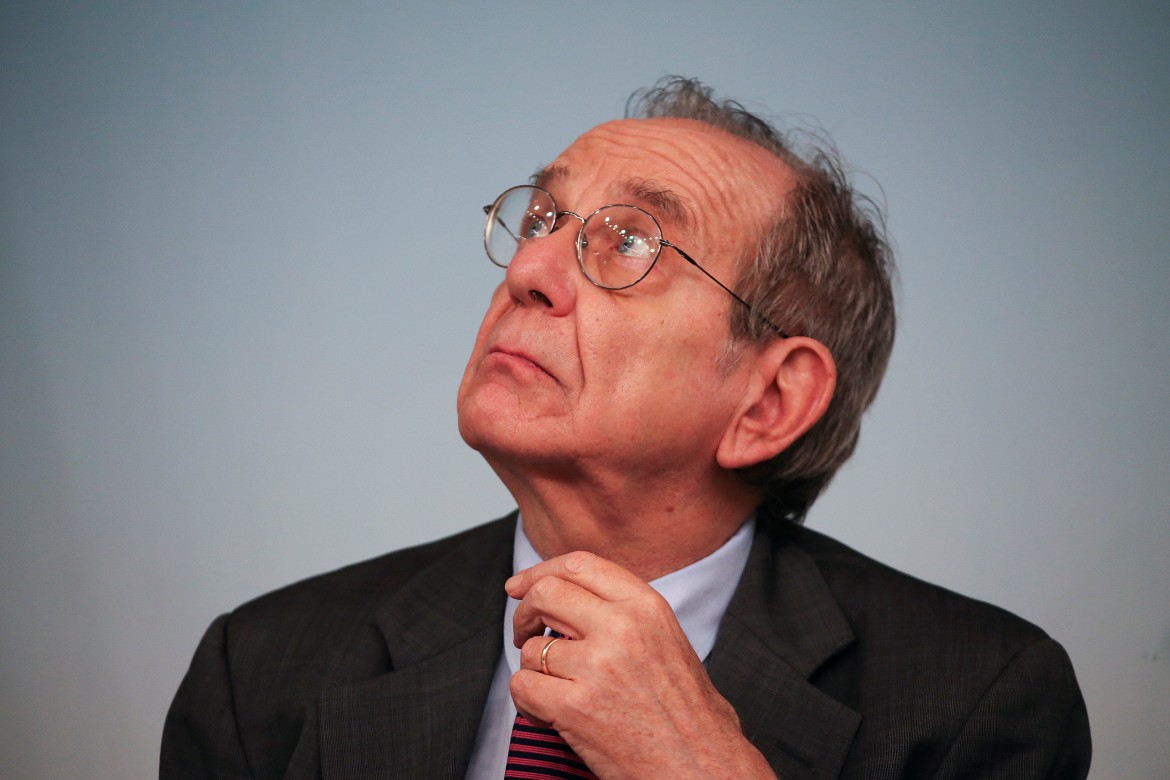 Padoan: «Basta illazioni sulla manovra». Il Senato approva il Dl fiscale