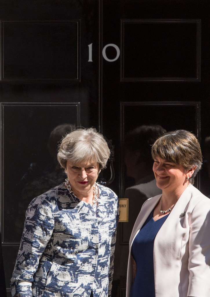 Il fragile governo Tory-Dup, a suon di sterline