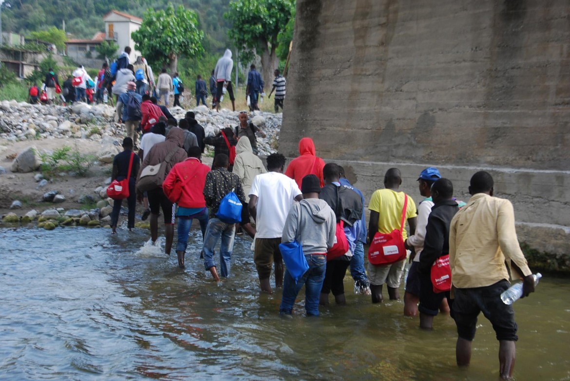 Ventimiglia, la marcia dei migranti verso il confine