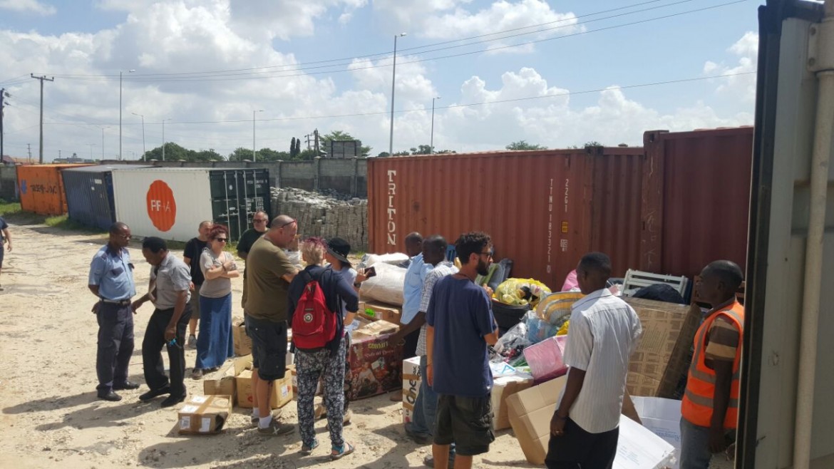 28 est 2 volontari La Terra di Piero scaricano container in Tanzania - foto Deborah Mirabelli