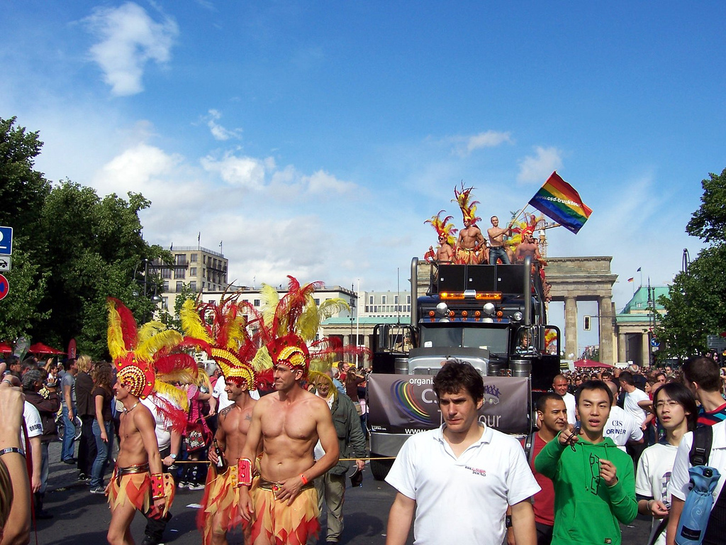 Merkel spiazza: nozze gay subito