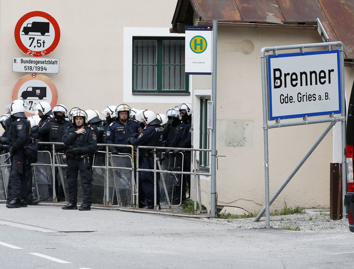 L’invasione non c’è, ma l’Austria schiera i panzer al Brennero