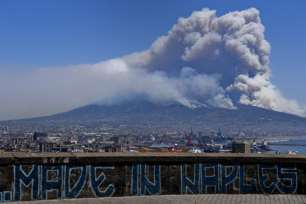 Fiamme sul Vesuvio, centinaia di roghi dolosi