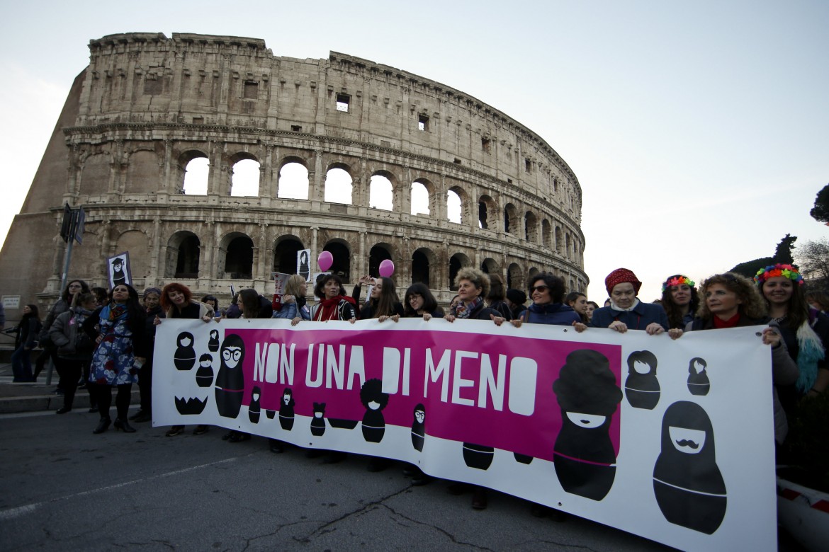 Cinque femminicidi in tre giorni. E il calo percentuale non c’è