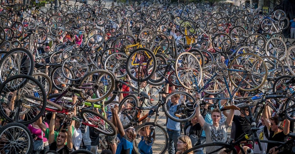 A Milano scioperano i rider di Deliveroo: «No alla logica corri, consegna e crepa»