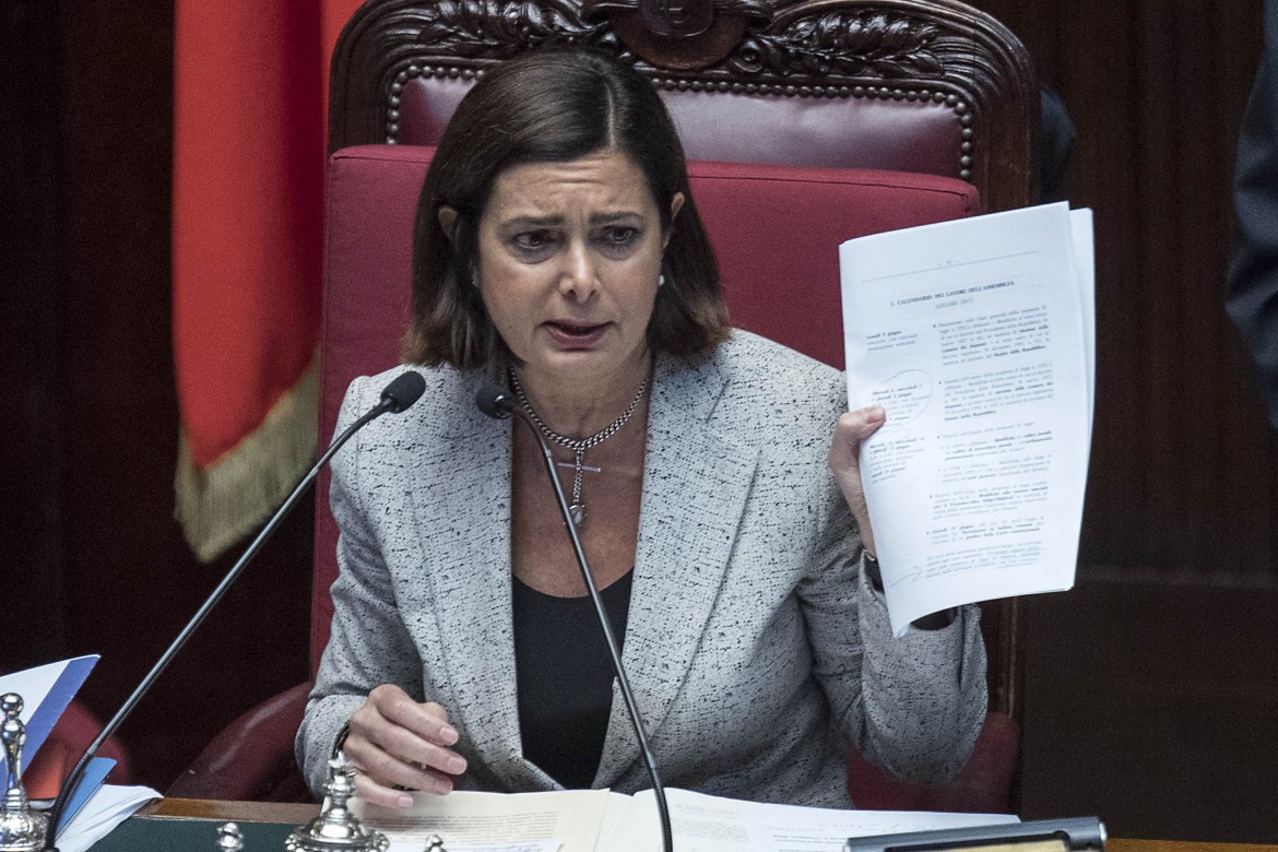 Attacchi a Boldrini, poliziotto sospeso. La destra lo difende