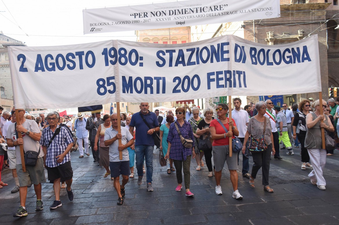 Strage di Bologna, i familiari lasciano  da solo il ministro