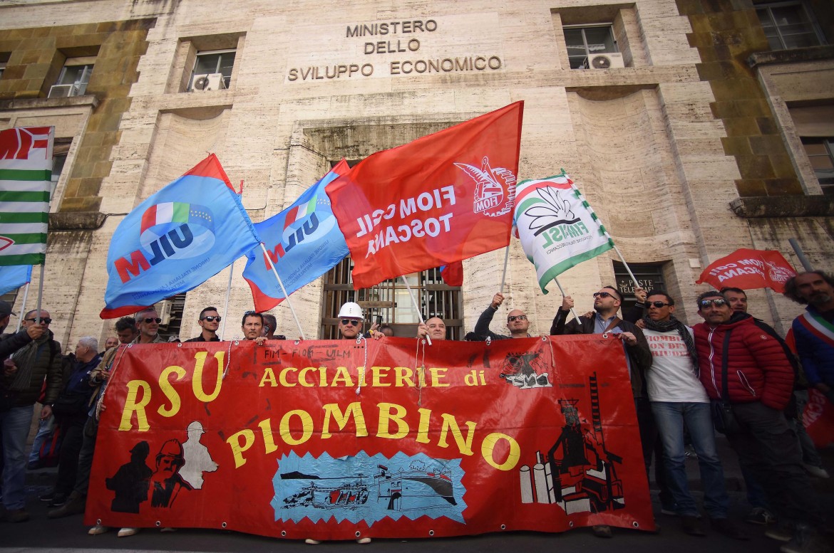 Piombino, Calenda boccia (finalmente) Rebrab: si torna in amministrazione straordinaria