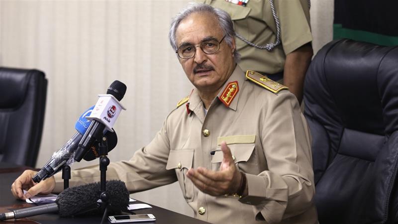 Haftar finge di spegnere le tensioni con Roma. Poi vola in Russia