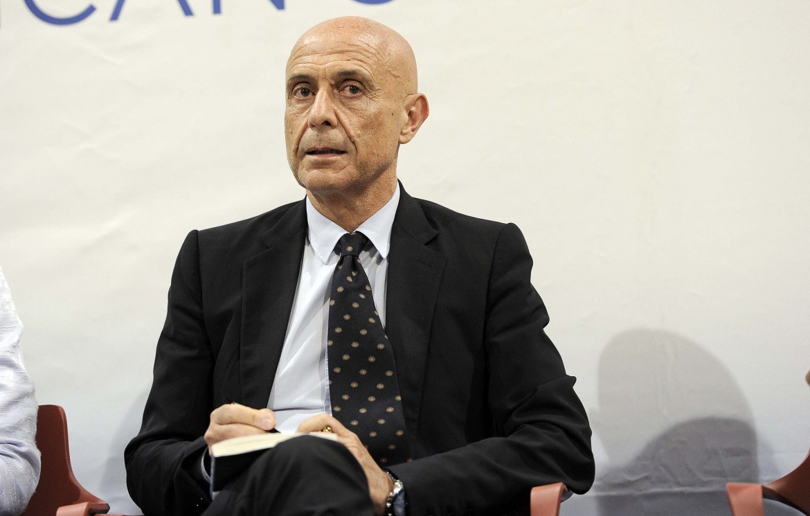 Minniti continua ad «aiutarli a casa loro»: missione nel sud della Libia