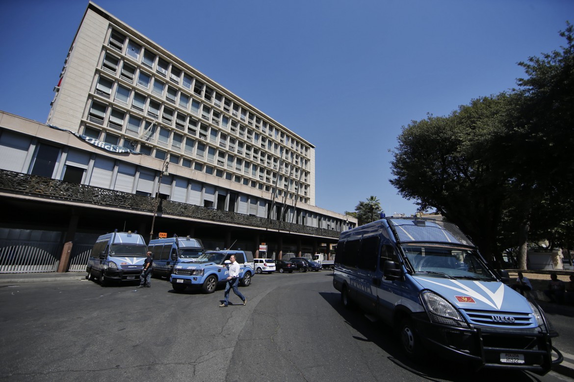 Sgomberato il palazzo dei rifugiati a Roma, mille persone per strada