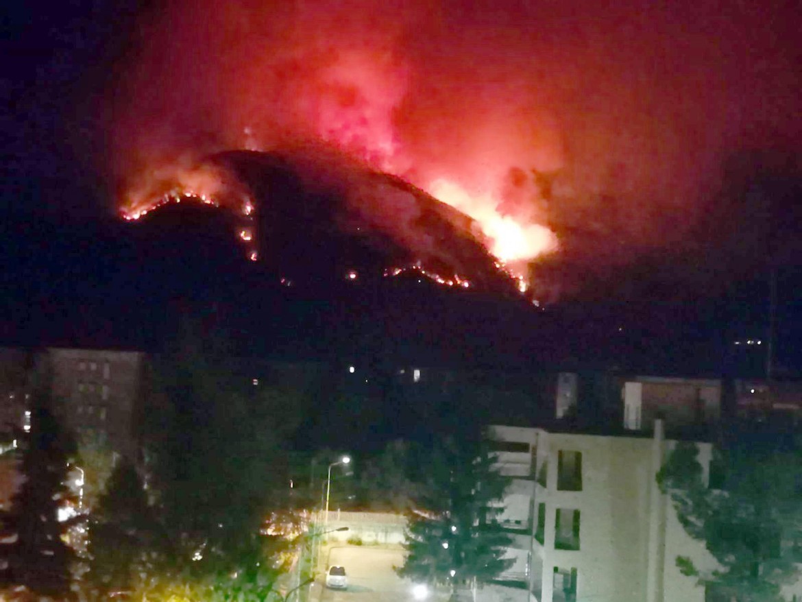 L’inferno sul monte Morrone. Sulmona col fiato sospeso