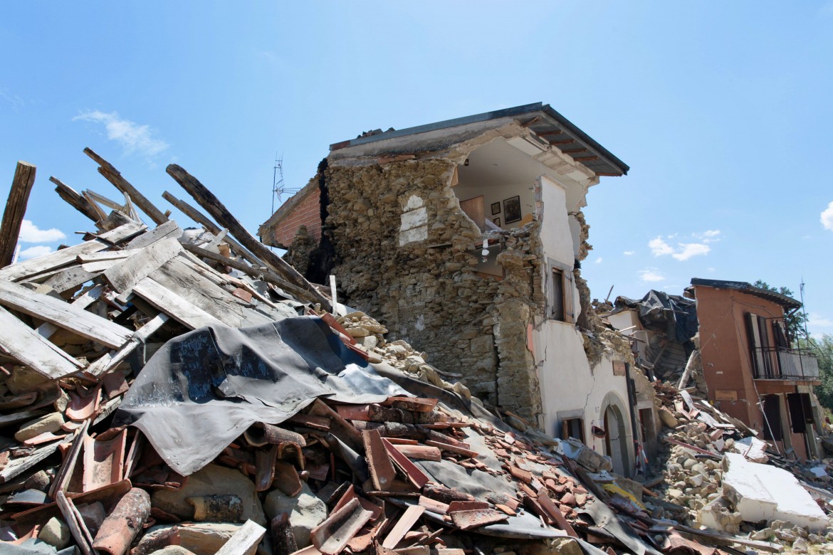 Terremoto, è caos macerie. Nel decreto niente proroghe