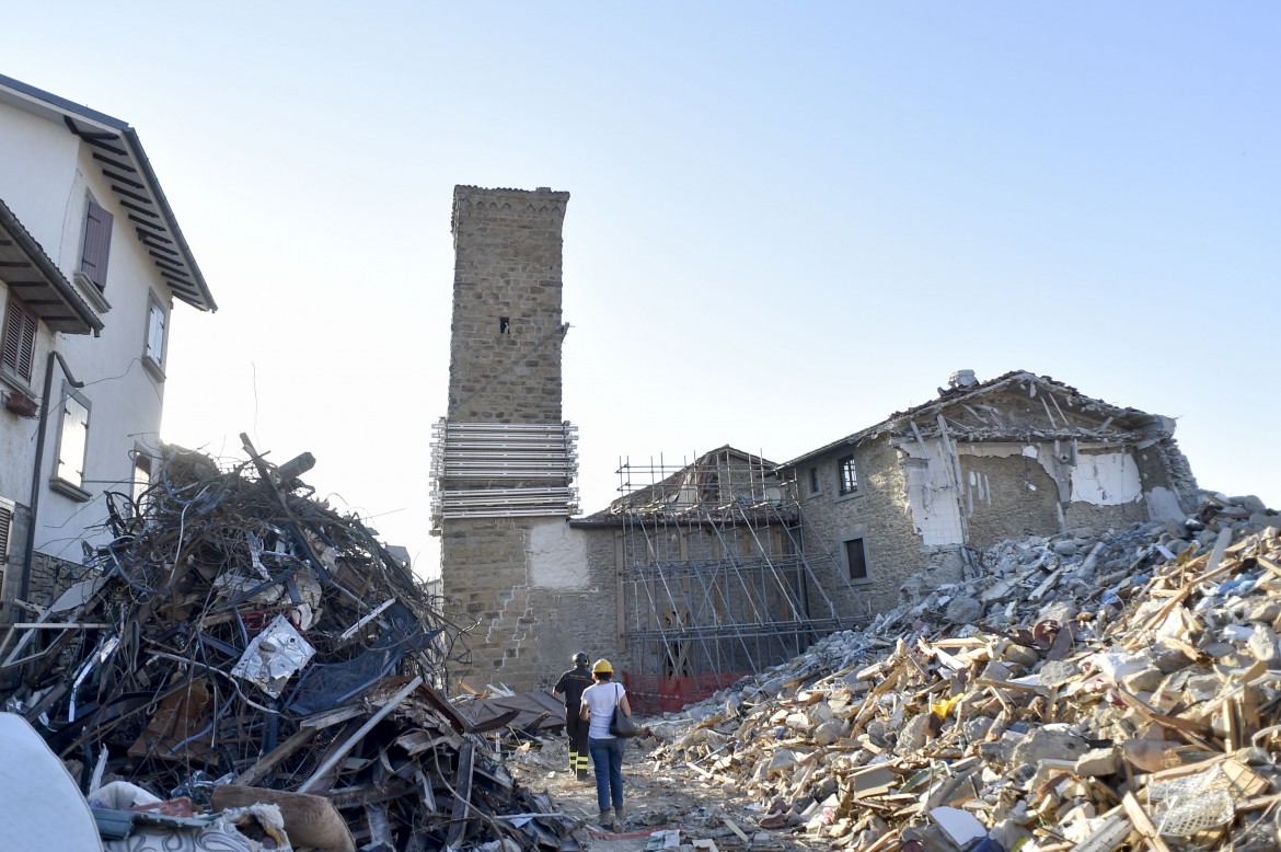 «Palazzine costruite molto male», ma anche le inchieste crollano