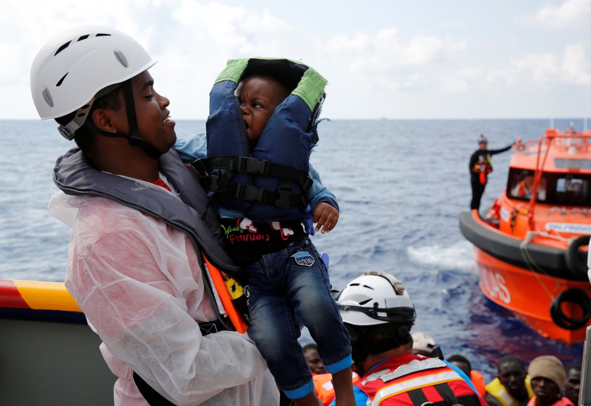 Migranti, il papa e «Civiltà Cattolica», non fanno sconti