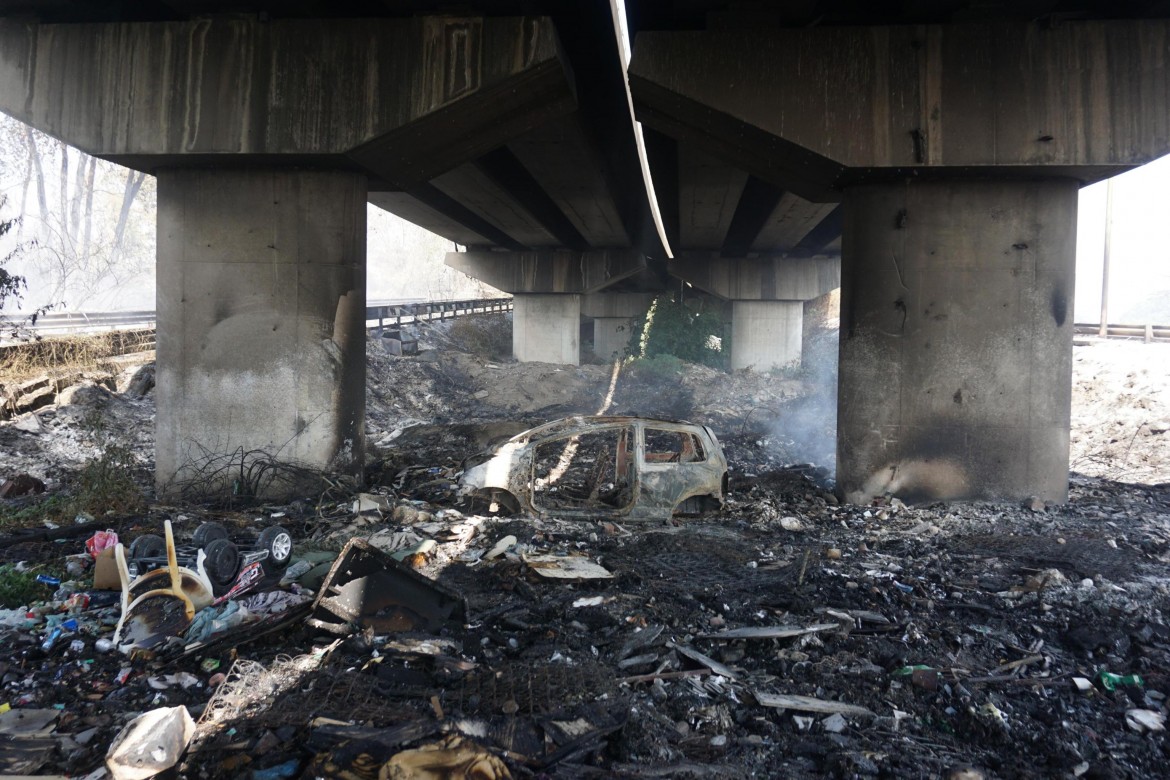 A fuoco per due giorni campo rom a Scampia già sotto sgombero