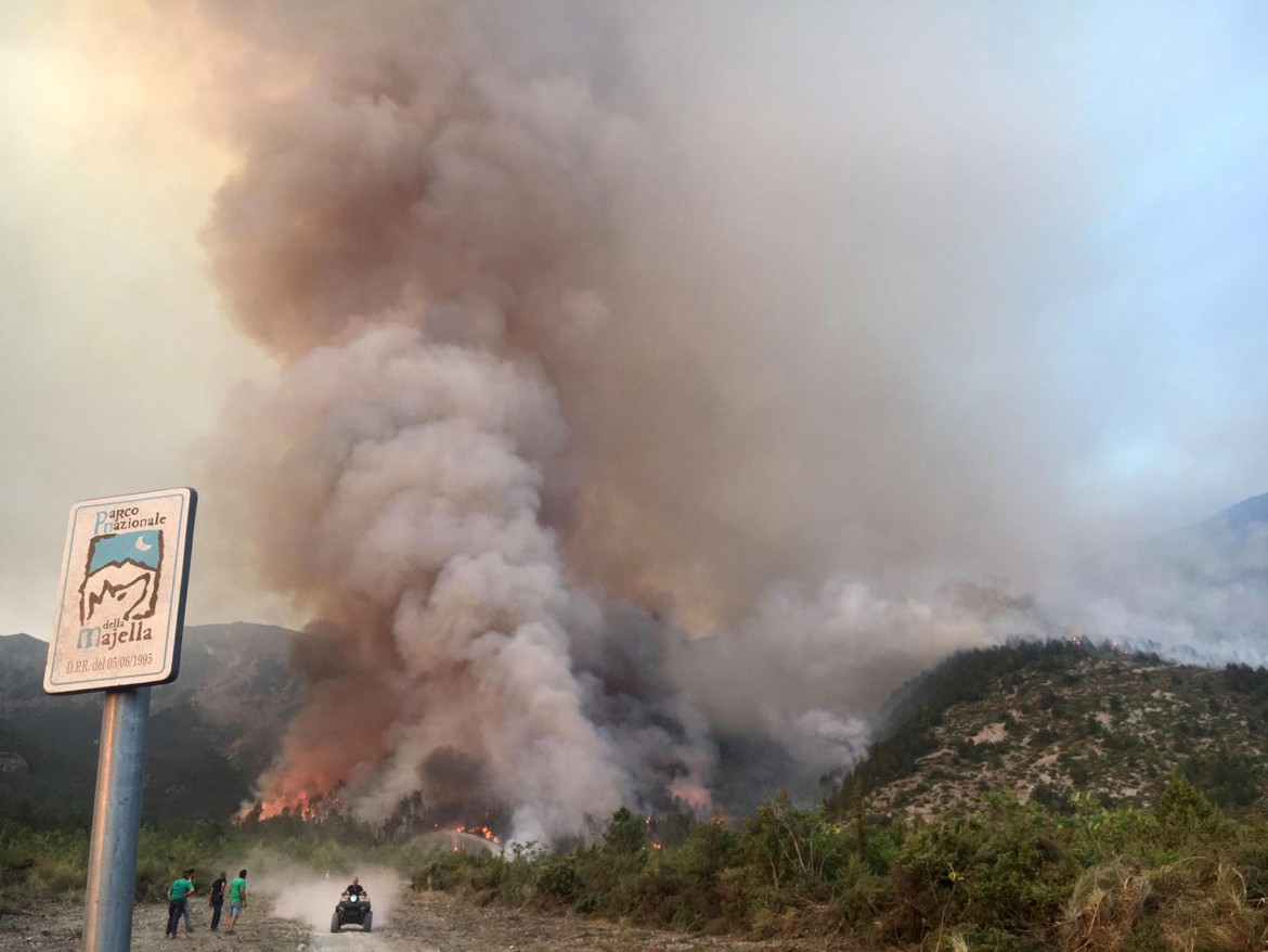 Abruzzo, il fuoco avanza verso il Velino-Sirente