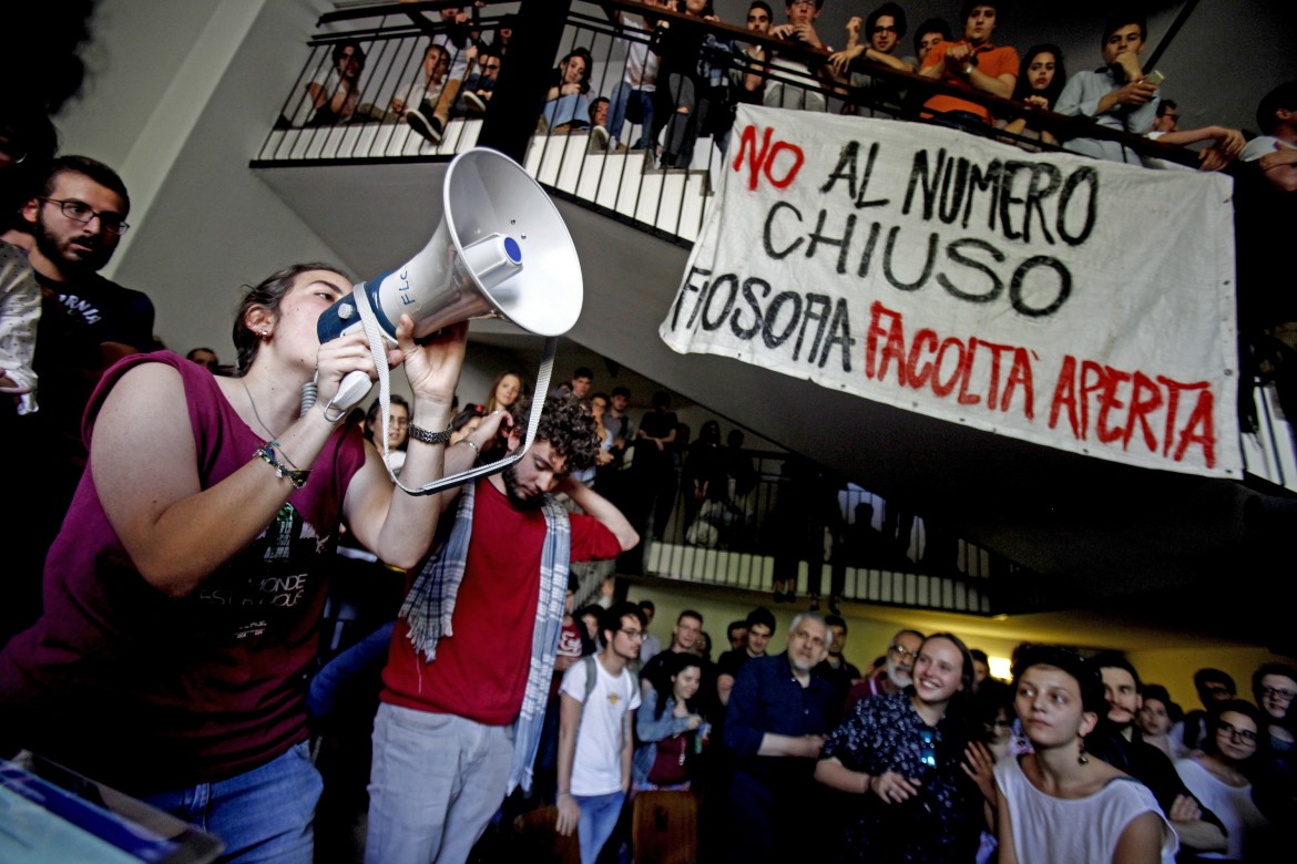 La guerra all’istruzione produce laureati precari e docenti sottopagati