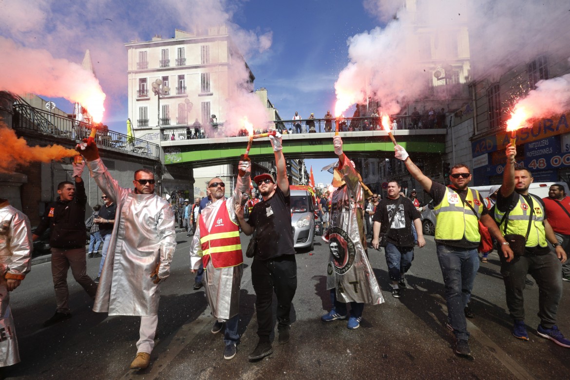 Loi Travail: scontro a distanza Macron-manifestanti