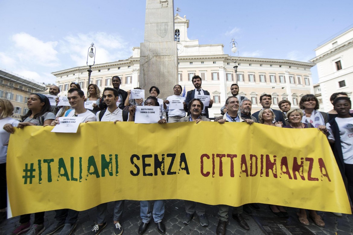 Ius soli cancellato, Gentiloni e il Pd si accodano ad Alfano