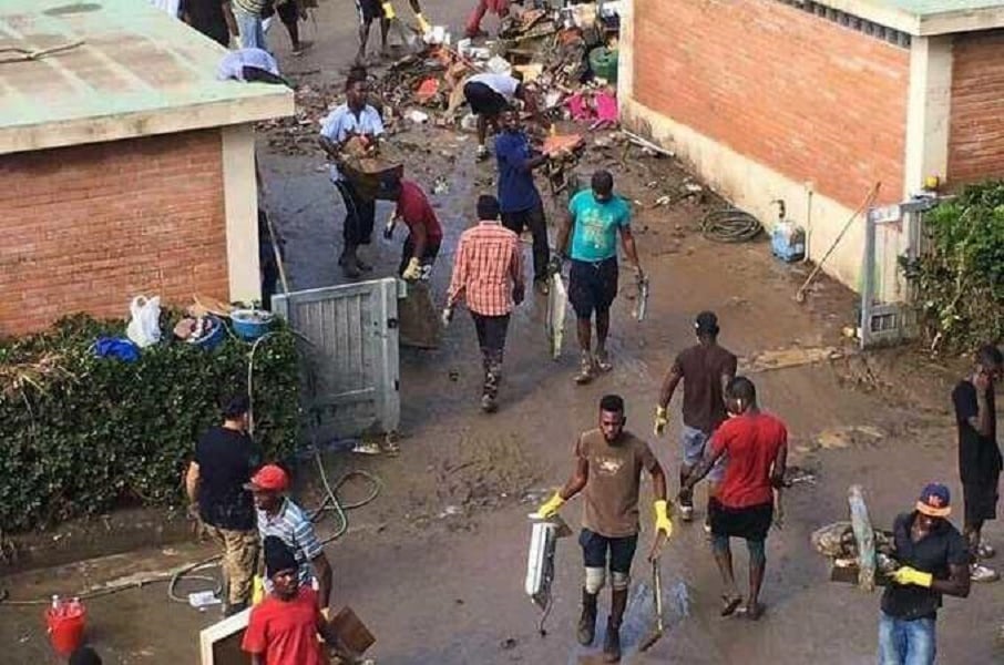 Livorno, l’ottava vittima e tanta solidarietà: «I migranti ci aiutano a casa nostra»