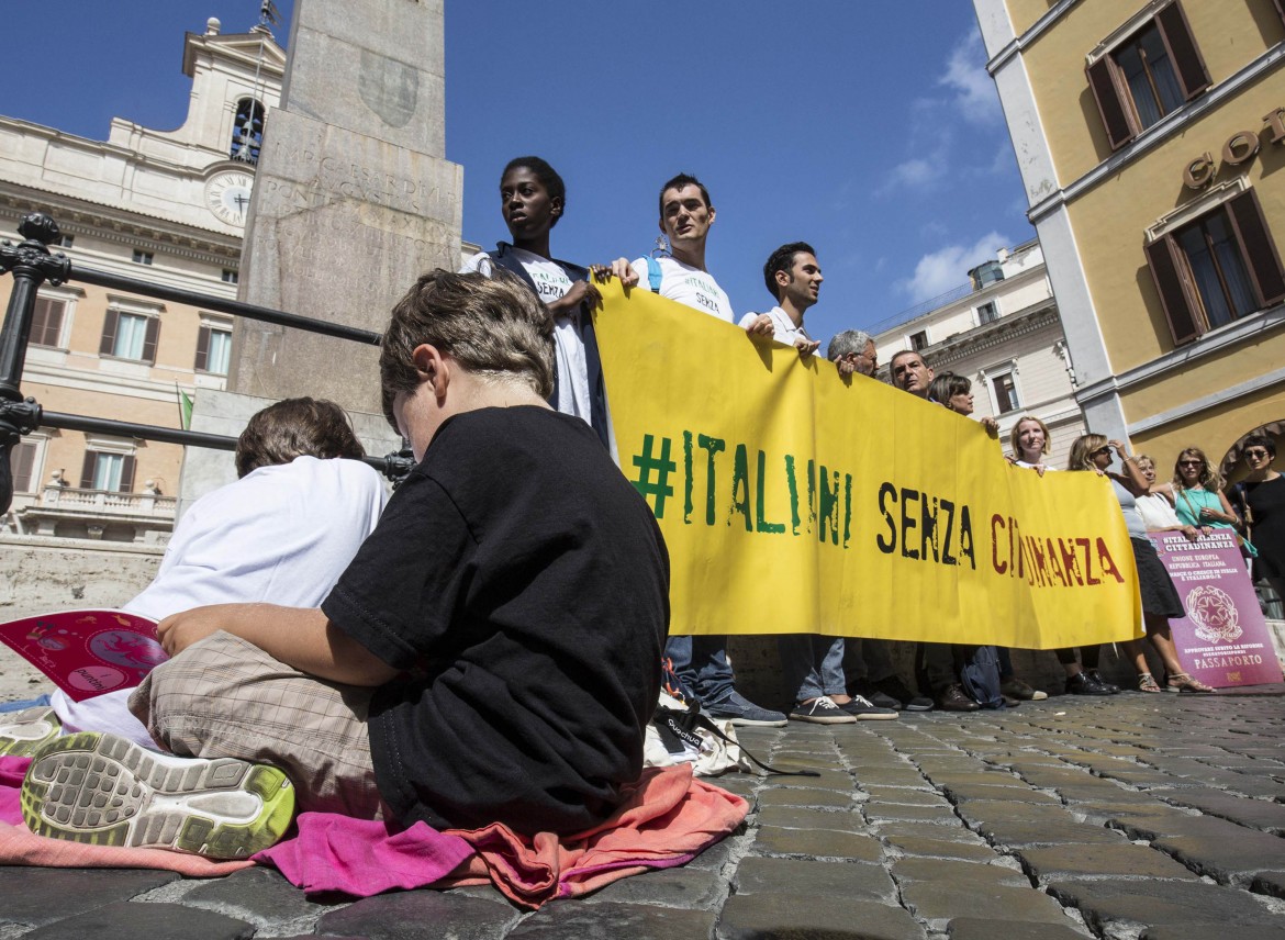 Ius soli, Gentiloni si «impegna», ma gli alfaniani dettano legge